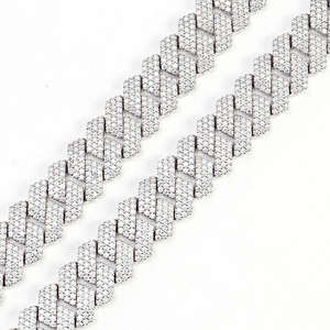 Collar de Cadena Cubana Moderno de Alta Demanda, Joyería Elegante y a la Moda para Hombres y Mujeres, Disponible para la Venta - Product Image 4