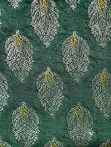 Tissu brocart floral en jacquard tissé violet et or métallisé, poids moyen, pour textile de maison - Product Image 2