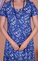 Robe décontractée mi-longue en coton 100% à imprimé floral bleu, taille naturelle, coupe trapèze, manches courtes, col en U, idéale pour l'été et les vacances à la plage