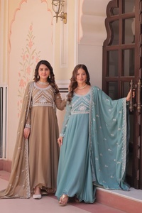 Robe de soirée Anarkali avec broderies de sequins et perles en georgette étoilée, sans plis, séchage rapide, dupatta richement brodé - Product Image 3