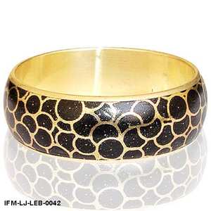 Bracelet manchette tendance en laiton et cuir noir fait main avec motif animalier pour femme, idéal pour les soirées, finition grainée unique - Product Image 6