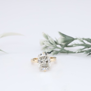 Anillo de compromiso de lujo de oro amarillo con diamante de laboratorio de corte cojín alargado, halo oculto, banda ancha y solitario, regalo de aniversario exquisito - Product Image 1