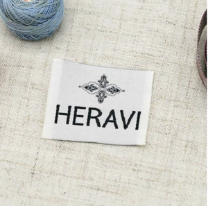 Étiquettes thermocollantes en tissu écologiques de haute qualité pour vêtements, à utiliser sur le devant et le col, avec bord découpé au laser - Product Image 1