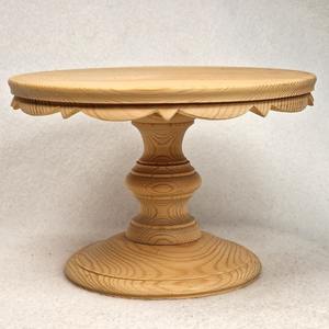 Support à gâteau en bois pour la présentation de gâteaux d'anniversaire avec une base en bois robuste et un style décoratif - Product Image 1