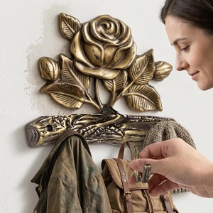 Porte-manteau mural décoratif en fonte, fait main, motif floral vintage rose, 2 crochets, installation facile - Product Image 2