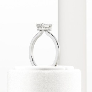 Anillo de Compromiso con Diamante Cultivado en Laboratorio, Corte Esmeralda, Halo Oculto, 1 Quilate, Piedras Laterales Brillantes, Oro Sólido de 18K, Certificado IGI, Claridad VVS - Product Image 5