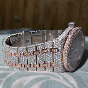 Reloj de diamantes naturales de oro rosa completo de diseño único con correa verde de reloj de moissanita de lujo para hombres disponible a precio asequible - Product Image 1