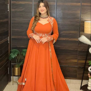 Ensemble de costume Anarkali ethnique moderne haut de gamme en tissu de soie Fandy à séchage rapide pour Diwali, mariages et soirées - Vente en gros pour femmes - Product Image 1
