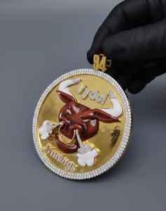 Colgante de moissanita redonda con cabeza de toro y nombre, chapado en plata de ley 925, joyería fina, dijes para hombre, ideal para regalo. - Product Image 5