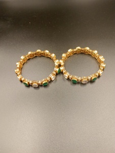 Conjunto de brazaletes de aleación chapados en oro con cristal verde y engaste de bisel de diamantes de imitación para mujer, joyería de estilo clásico, regalo. - Product Image 2