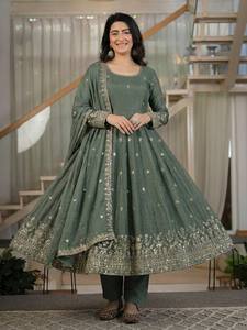 Traje Anarkali Moderno Bordado en Verde Salvia con Dupatta, Diseño Pakistaní, Salwar Kameez, Ropa Étnica Festiva para Otoño e Invierno - Product Image 1