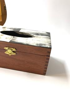 Porte-mouchoirs en bois de style vintage avec fermoir en laiton et couvercle à motif pierre, idéal pour le bureau et la table basse, provenant d'Inde - Product Image 3