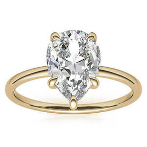 Elegante anillo de moissanita en forma de pera con acentos brillantes Un anillo de compromiso atemporal que brilla con belleza clásica - Product Image 1