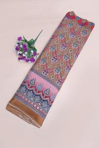 ผ้าเครปสีน้ำตาลอูฐพิมพ์ลายดอกไม้และลายเรขาคณิตแบบชาติพันธุ์ พร้อมขอบตกแต่งอย่างสวยงาม เหมาะสำหรับทำชุดคุर्ติ - Product Image 5