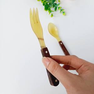 Cuchara y tenedor de cuerno de búfalo natural más vendidos, comúnmente utilizados para comer caviar, servir ensaladas y degustar platos finos. - Product Image 6