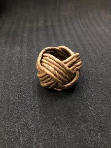 Lot d'anneaux de serviette rustiques en corde de jute tressée, faits à la main, avec nœud, pour la décoration de table d'hôtel, de mariage ou de fête - Product Image 1