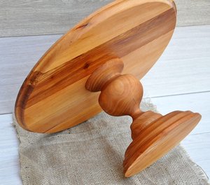 Support à gâteau en bois artisanal Orion avec plateau tournant décoratif pour centre de table de mariage, anniversaire ou événement - Product Image 1