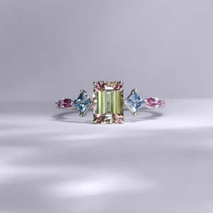 Anillo de Gema con Corte Esmeralda y Piedras Azules y Rosas, Engaste de Garras, Estilo Clásico de Compromiso para Mujer - Product Image 2