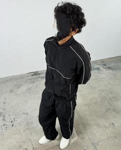 ชุดวอร์มกันลมพิมพ์ลายผ้าโพลีเอสเตอร์/คอตตอนแบบกำหนดเองปี 2026 สำหรับผู้ชาย คุณภาพสูง กันลมได้ดี แบบกลับด้านได้ เป็นมิตรกับสิ่งแวดล้อม เสื้อแจ็คเก็ตและกางเกง - Product Image 3