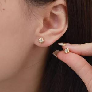 Aretes Clásicos EF VVS de Oro Amarillo de 14K con Diamantes de Laboratorio, Aretes de Diamantes de 2 mm, Delicados para Uso Diario, Regalo para Chicas - Product Image 1