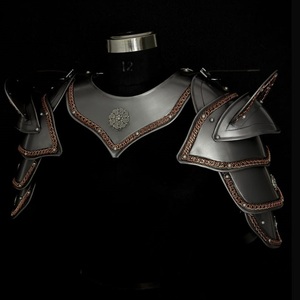 Pechera de acero niquelado negro con diseño antiguo y forma irregular para exhibición de arte coleccionable - Product Image 1
