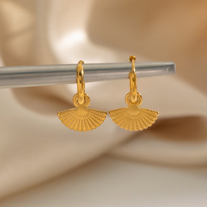 Pendientes antiguos en forma de abanico de acero inoxidable, chapados en oro de 18 quilates, versátiles y resistentes al descolorimiento. - Product Image 3