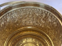 Seau en laiton de style marocain avec poignée à charnière, petits pieds et motif floral, parfait pour la décoration et comme accessoire pour lavabo.