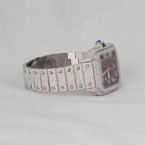 Montre-bracelet carrée sertie de diamants avec cadran rouge profond, chiffres romains argentés, lunette scintillante, bracelet orné et couronne en pierres précieuses - Product Image 4