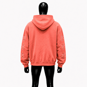 Sudadera con capucha premium de coral con cremallera y pedrería, estilo streetwear texturizado en relieve, con mangas con cristales multicolor incrustados. - Product Image 2