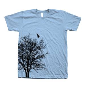 Camiseta Verde para Hombre con Estampado de Árbol y Pájaro, Manga Corta, Cuello Redondo, Diseño Casual, Corte Regular, 100% Algodón Jersey - Product Image 3