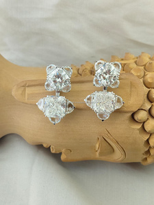 Pendientes de diamantes con corte cojín y piedras laterales en oro blanco, una combinación deslumbrante de brillo suave y elegancia refinada, hechos para destacar. - Product Image 4