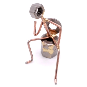 Estatua de Baño Hecha a Mano con Alambre de Cobre y Tuerca de Acero, Figura Divertida de Hombre Pensativo Sentado en el Inodoro, Decoración Industrial - Product Image 1