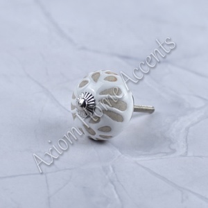 Perillas de cerámica de estilo vintage con diseño colorido pintado a mano para muebles decorativos de Axiom Home Accents - Product Image 1