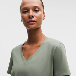 Camiseta de Cuello en V de Algodón Neutral de Alta Calidad, Estilo Hip-Hop Urbano para Mujer Adulta, Camisetas de Cuello en V de Algodón con el Mejor Estampado para Mujer - Product Image 2