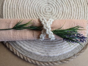 Anneau de serviette en macramé simple, fait à la main en corde de coton, parfait pour la décoration de table à manger, accessoire élégant pour la maison et la cuisine - Product Image 2