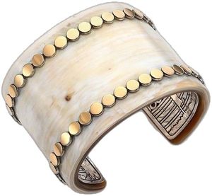 Bracelet manchette classique en corne de buffle, conçu pour les femmes tendances à la recherche de bijoux naturels et durables - Product Image 3