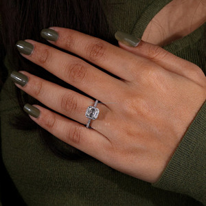 Bague de mariage en diamant de laboratoire pour femme Bague de proposition en diamant carré de taille Asscher avec halo en or blanc 18 carats et pavé - Product Image 2