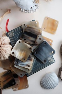 Carte de tissage en corne de buffle polie, toucher réel, forme géométrique, décorations de style animal, disponible en gros à partir de corne naturelle - Product Image 4