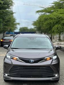 Toyota Sienna 2024 Usada - Product Image 1