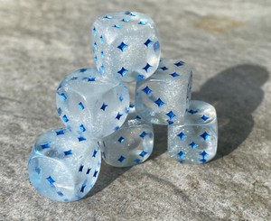Dés en résine aux couleurs uniques pour les jeux de table, les jeux de rôle, les activités et les passionnés de jeux. - Product Image 5