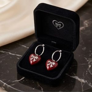 Pendientes colgantes con forma de corazón con colgante de resina roja y lazo plateado para mujer, joyería de estilo romántico - Product Image 5