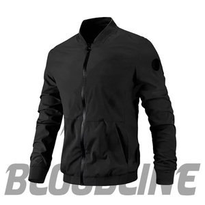 Veste coupe-vent noire pour homme à manches longues avec logo sur la manche gauche, à porter en toutes saisons - Product Image 1