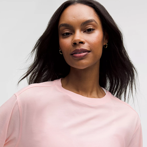 เสื้อยืดแขนยาวสีพื้นแฟชั่นสำหรับผู้หญิง ทรงเข้ารูป คอกลม ผ้าถัก 100% คอตตอน ใส่สบาย ระบายอากาศดี รับสกรีนโลโก้ - Product Image 4