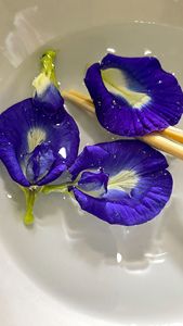 Flores de Mariposa Vietnamitas Tradicionales con Semillas de Loto para Amantes del Té e Inspiración para Postres Asiáticos - Product Image 3