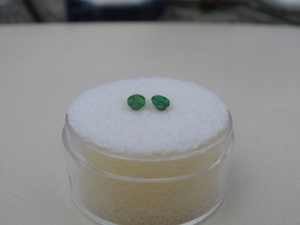 Par de Gemas Naturales de Diopsido Verde Cromado, Facetadas, Ovaladas, de 5x3mm Cada Una - Product Image 3
