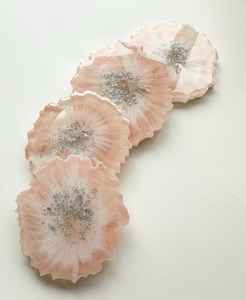 Cuenco grande de resina epoxi rosa claro con diseño de geoda, hecho a mano, decorativo, para servir. - Product Image 2