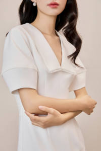 เดรสสีขาวคอวี ดีไซน์หรูหรา แต่งลูกไม้ พร้อมผ่าหน้า รุ่น KD73 คอเหลี่ยม (คอปกกว้าง) ความยาวปานกลาง ผลิตในเวียดนาม สีขาวมิสท์ - Product Image 6