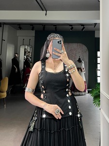 Robe indienne traditionnelle noire sans manches en soie, jupe plissée, détails cloutés, longueur standard, tenue de soirée pour femme, imprimé numérique - Product Image 1