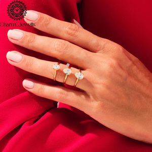 Bague de fiançailles classique pour femme en moissanite taille coussin plaqué or 22 carats avec sertissage à griffes - Product Image 5