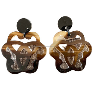 ต่างหูไข่มุกและเพชรแบบโมเดิร์นทำด้วยมือพร้อมแตรควายธรรมชาติปรับขนาดได้สำหรับเด็กผู้หญิง - Product Image 4